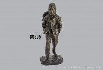 Bronzeskulptur gehender Junge, mit Mantel, Schal und Mütze, von Jose Cardona (1878-1923), mit Gießereistempel "Bronze Garanti au Titre", L.V., Deposee...