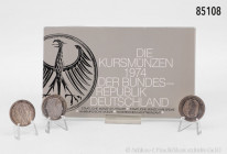 BRD, Konv. Komplettsatz Kursmünzensatz 1974 (D, F, G und J), in OVP, OVP mit Lagerspuren, dazu 5 DM 1966 D, Leibnitz und 2 x 5 DM 1967 F Humboldt, vz-...