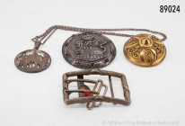Konv. Silberbrosche, vergoldet, in Form eines Schildes, Silberbrosche, 925er Silber, dazu Gürtelschnalle, 900er Silber und Kette, 835er Silber, mit An...