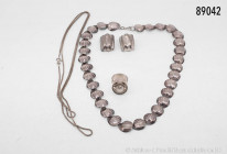 Konv. Silberschmuck: 1 Paar Ohrclips, Fa. Givenchy, Ring, Fa. From, 925er Silber, Ringgröße 51, Kette, 835er Silber, mit Platten in Form von Muscheln,...