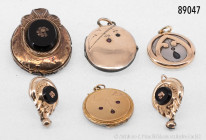 Konv. Biedermeierschmuck, 1 Brosche, 1 Paar Ohrhänger, dazu 3 Anhänger-Medaillons (davon 1 x gefüllt mit Haarbüschel und einem Foto), gemischter Zusta...