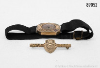 Konv. kleine DAU, 585er Gold-Gehäuse (geprüft), mit originalem Band aus der Zeit, um 1920, dazu Brosche mit Aufschrift "Buchenland" (Bukowina, vmtl. A...