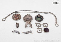 Konv. Jugendstil, Anhänger, Brosche, Zigarrenschneider, dazu silberner Anhänger, Silberkette, 3 silberne Schließen, 835er Silber, Gesamtgewicht 38 g, ...