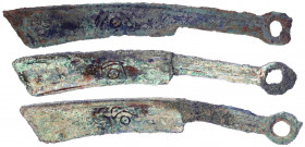 China
Chou-Dynastie 1122-255 v. Chr.
3 Ming-Messer 400/220 v. Chr. mit einem Punkt im "Auge" des Ming. alle schön, Fundbelag Exemplare zeno.ru #1839...