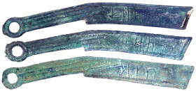 China
Chou-Dynastie 1122-255 v. Chr.
3 Varianten zum Ming-Messer 400/220 v. Chr. Zuo San Shi. schön/sehr schön und sehr schön, einmal mit Gusslöcher...