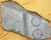 China
Westliche Han-Dynastie, 206/6 v.Chr.
Fragment einer unvollendeten Mulde für die Herstellung von Ban-Liang-Münzen. Stein, 122 X 77 X 24 mm. seh...