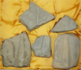 China
Westliche Han-Dynastie, 206/6 v.Chr.
5 Fragmente von Ton-Patrizen zur Herstellung von Mulden für den Guss von Wu Zhu Münzen. Zwei der Fragment...