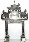 China
Varia
Pagodentor, Silber. Glückwunsch-Geschenk mit Inschrift 星福 (Fuxing = "Glücksstern", bzw. der Name eines der Götter des Dreigestirns, glei...