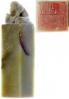 China
Varia
Petschaft aus grünem Steatit mit filigraner Affendarstellung. Höhe 7 cm.