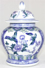 China
Varia
Porzellan-Deckelvase aus Tangshan in Hebei. Vogel- und Blumenbemalung. Unterglasur-Bodenmarke Min Gou Tang Shan. Höhe 21 cm.