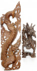 China
Varia
2 Holz-Schnitzereien: Skulptur eines Kaisers zu Pferd, rückseitig auf den Fahnen bezeichnet "開 開", mit abnehmbarer Langwaffe, Höhe 25 cm...