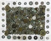 China
Lots bis 1949
Ca. 420 Stück: Ca. 400 Cashmünzen von der Han-Dynastie bis zur Qing. Überwiegend Nördl. Sung und Qing. Auch wenige 10er und Eise...
