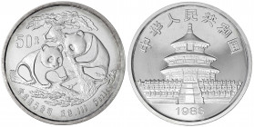 China
Volksrepublik, seit 1949
50 Yuan 5 Unzen Silbermünze 1988. Zwei Pandas auf einem Baum. In Holzschatulle. Polierte Platte, etwas Patina. Krause...
