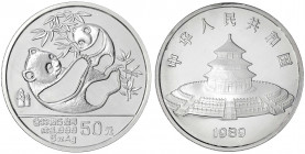 China
Volksrepublik, seit 1949
50 Yuan 5 Unzen Silbermünze 1989. Panda, auf dem Rücken liegend, mit Jungem auf dem Bauch. In Holzschatulle mit Zerti...