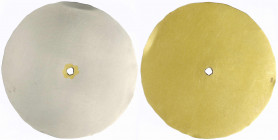 Colliers und Halsketten
Anhänger in Form einer runden Scheibe mit Mittelloch. Gelbgold 1000/1000 und Platin 950/1000. Niessing Modell S. 69 mm; 28,69...