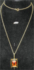 Colliers und Halsketten
Halskette mit Bernsteinanhänger. Gelbgold 585/1000. Länge 58 cm. Gesamtgewicht 14,29 g.