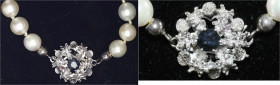Colliers und Halsketten
Perlencollier aus 84 Akoya-Zuchtperlen (je ca. 6 mm) mit einer Schliesse aus Weissgold 585/1000 mit einem Saphir besetzt. Ges...