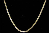 Colliers und Halsketten
Damen-Collier, Gelbgold 333/1000. Geschupptes Design. Länge 40 cm; 3,11 g.