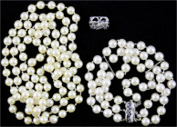 Ensembles
Perlencollier mit Weissgoldverschluss 585/1000. 112 Perlen, Länge 100 cm. Verschluss 3,19 g, besetzt mit 6 Brillanten und 6 Saphiren. Dreir...