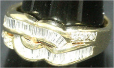 Fingerringe
Damenring Gelbgold 750/1000, besetzt mit 6 Brillanten und 42 Diamanten im Baguetteschliff (alle Steine zusammen 1,0 ct). Ringgröße 17. 4,...