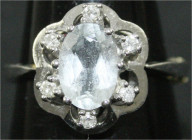 Fingerringe
Damenring Weissgold/Gelbgold 585/1000 mit 6 Brillanten (zusammen 0,12 ct), sowie einem synthetischen Diamanten im Ovalschliff (0,63 ct.)....