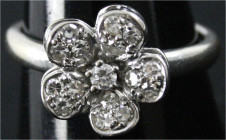 Fingerringe
Damenring Weissgold 585/1000, besetzt mit Blüte aus 15 Brillanten (zusammen 0,28 ct) und einem größeren Brillant (0,05 ct). Ringgröße 17....