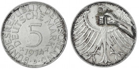 Kursmünzen
5 Deutsche Mark Silber 1951-1974
1974 D. Mit Auflötung greifender Arm, der den Adler würgt. vorzüglich, min. Randfehler. Jaeger 387.