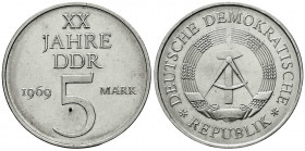 Gedenkmünzen der DDR
5 Mark 1969, 20 J. DDR Materialprobe. Cu 750/Ni 250. vorzüglich/Stempelglanz. Jaeger 1524 P.