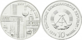 Gedenkmünzen der DDR
10 Mark 1974, 25 Jahre DDR Städtemotiv. Randschrift läuft links herum. prägefrisch. Jaeger 1552.
