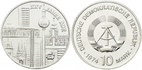 Gedenkmünzen der DDR
10 Mark 1974, 25 Jahre DDR Städtemotiv. Randschrift läuft rechts herum. prägefrisch. Jaeger 1552.