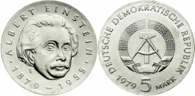 Gedenkmünzen der DDR
5 Mark 1979, Einstein. Randschrift läuft rechts herum. prägefrisch. Jaeger 1572.