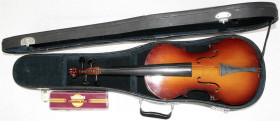 Musikartikel
Musikinstrumente
Violine (4/4 Geige) im Koffer. Ohne Bogen, ohne Saiten, ohne Steg, jedoch mit Kinnhalterung. kl. Lackfehlstellen, sons...