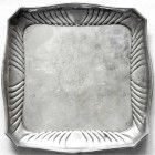 Silber
Großbritannien
Schale, Sterlingsilber, Birmingham 1830. Graviertes Monogramm "SRB". 21,5 X 21,5 cm. 329,17 g. Boden Verfärbungen durch Gummib...