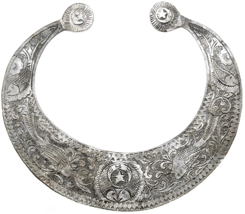 Silber
Türkei
Osmanischer Silber-Halbmond mit Fischdarstellungen. 133 X 110 mm...