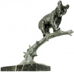 Skulpturen und Plastiken
Bronzeskulptur "Jungbär auf Ast" von Anton Büschelberger (1869 Eger bis 1934 Dresden). Gegossen bei Kraas, Berlin. Auf Marmo...