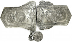 Sonstige Antiquitäten
Prunkvolle zweiteilige Gürtelschnalle, 19. Jh., versilbert. 90 X 110 mm und 95 X 115 mm. Angehängte Billonmünze AH 1223, Jahr 2...