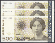 Ausland
Norwegen
3 X 500 Kroner (1999-2002). Unterschrift Gjedrem und Johansen. Fortlaufende KN. I. Pick 51.