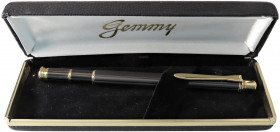 GEMMY Penna a sfera - corpo colore grigio e finiture dorate. Penna in buono stato di conservazione venduta in scatola originale. 
n.a.
