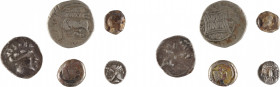 MONDE GREC
Ensemble de cinq monnaies comprenant
ATTIQUE ATHENES
Obole
A/ Tête d’Athéna à droite
R/ Chouette dans un carré
Ca 430 avant J.-C.
Ar...