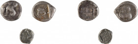 IONIE
Ensemble de trois monnaies comprenant
CLAZOMENE
Drachme
A/ Protomé de sanglier ailé
R/ Tête de gorgone de face
480-400 avant J.-C.
Argent...
