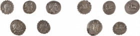 REPUBLIQUE ROMAINE
Ensemble de cinq monnaies comprenant :
PAPIA
Denier serratus
A/ Buste de Junon coiffée de la peau de chèvre
R/ Griffon
79 ava...