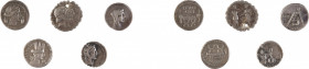 REPUBLIQUE ROMAINE
Ensemble de cinq monnaies comprenant :
FUFIA
Denier serratus
A/ Bustes accolés d’Honos et de Virtus
R/ L’Italie et Rome se ten...