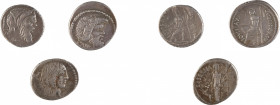 REPUBLIQUE ROMAINE
Ensemble de trois monnaies comprenant :
VIBIA
Denier
A/ Tête de Pan à droite
R/ Jupiter assis tenant un sceptre
48 avant J.-C...