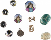 Petit ensemble comprenant quatre perles en verre de style antique, une médaillette au nom de Brutus, deux scarabées inscrits (fritte et stéatite), et ...