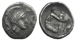 Southern Apulia, Tarentum, c. 325-280 BC. AR Diobol (11mm, 0.98g, 6h). Head of Athena r., wearing crested helmet decorated with wreath. R/ Herakles st...