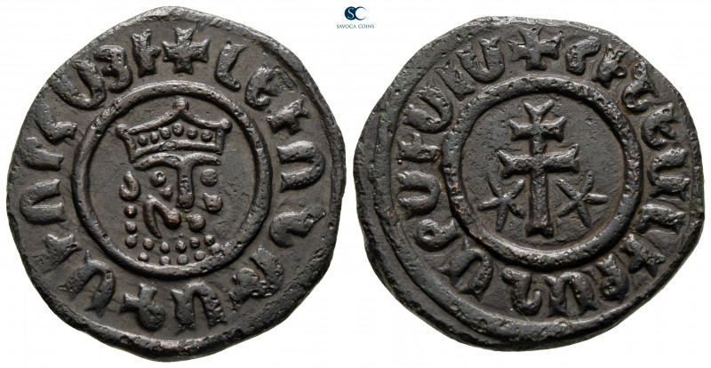 Levon I AD 1198-1219. Royal
Tank Æ

28 mm, 8,59 g

Crowned lion's head faci...