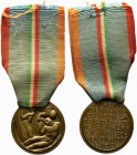 SAVOIA. Vittorio Emanuele III (1900-1943). Medaglia per le madri dei caduti. AE 32,6 mm. Con raro nastrino coevo. SPL