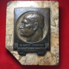 VENTENNIO FASCISTA (1922-1943). Bassorilievo da tavolo in bronzo. Testa a sinistra di Mussolini, in basso scritta su due righe SE AVANZO SEGUITEMI SE ...
