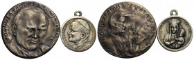 MEDAGLIE. Giovanni Paolo II (1978-2005). Lotto di medaglie. Medaglia Anno III. AG (30 g - 44,5 mm) con scatola originale, assieme ad altra medaglietta...