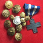 VENTENNIO FASCISTA (1922-1943). Lotto di bottoni vari + medaglia al merito di guerra con nastrino.